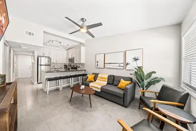 Image de Stylish Riverfront Villa W/ Private beach access, Fire Pit, & Bbq Grills