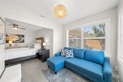Image de Charming Studio Suite W/ Private beach access, Fire Pit, & Bbq Grills