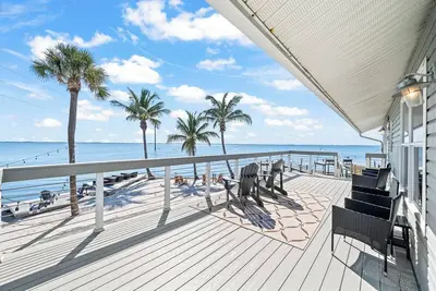 Image de Stunning Riverfront Balcony Views! W/ Private Beach Access & Perfect Setting for Events