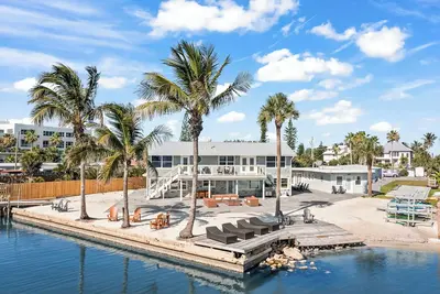 Image de Beautiful Riverfront Resort W/ Steps from Private Beach Access & Perfect Setting for Events