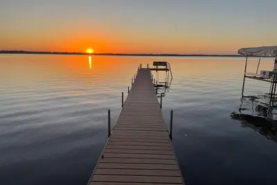Image de Spirit Lake Retreat - New 2-bedroom lakefront cottage in Orleans