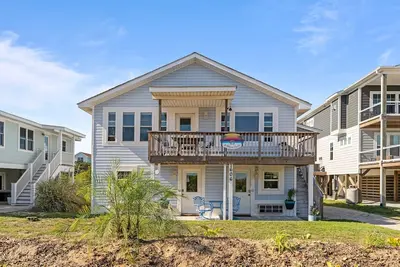 Image de Experience ocean views at B'More Chill, a spacious 5-bedroom home in Oak Island.