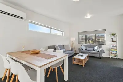 Image de Spacious Modern Home