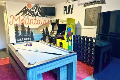 Image de Cozy Sunriver Escape • Sleeps 12 • GameRoom + HotTub + Ev + Sharc + River Access