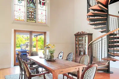 Image de Historic home, close to amenities, family/group friendly, pool, spa, fire pit!