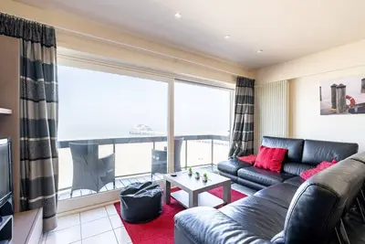 Image de Appartement ensoleillé en bord de mer avec garage