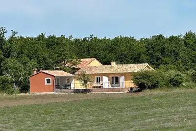 Image de Haut Luberon, maison seule entre Bois et Lavandes. Piscine chauffée,