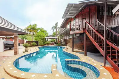 Image de Villa de luxe emblématique avec piscine Royal Boat au nord de Pattaya