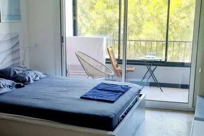 Image de Appartement 30 m2. situe à 9 minutes a pieds du port centre ville et plages. .