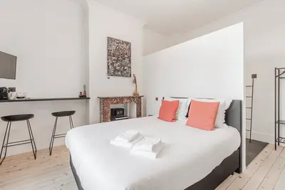 Image de Elegant room with private bathroom in historic house - city center