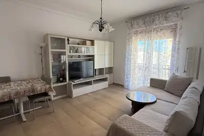 Image de Just a stone's throw from the sea and downtown. Family-friendly apartment