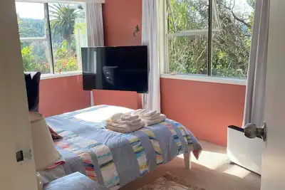 Image de Private studio with your own waterfall garden and 5 minute walk to Hospital