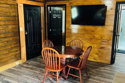 Image de ✨Free Night Promo✨Knotty Pine- Handcrafted Cozy Cabin-Pet Friendly- Hot Tub-Rrg