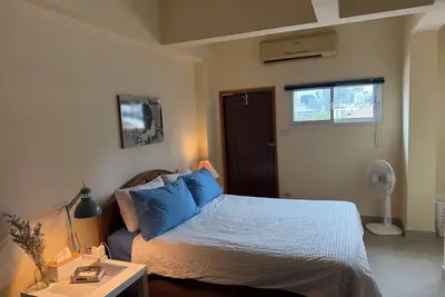 Image de Spanish inspired, 1-bedroom, rooftop apartment in phenomenal Bangkok with Ac