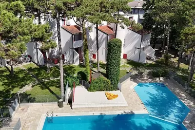 Image de Hébergement moderne et élégant avec piscine