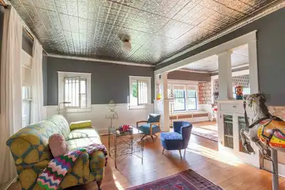 Image de Historic Charm - Modern Amenities