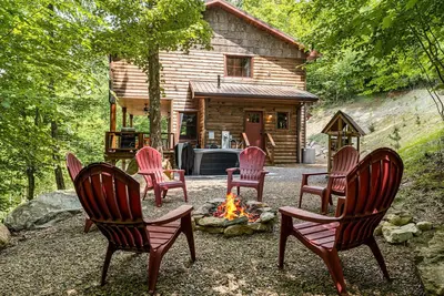 Image de Cubs Den Cabin | Luxe Views, Hot Tub + Fire Pit Retreat + Biltmore Pass