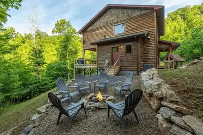 Image de Deerfield Cabin | Luxe Views, Fire Pit, Soaking Tubs + Biltmore Pass