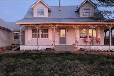 Image de Charming 3-bedroom farmhouse with WiFi, Ac on the outskirts of Hocking Hills.