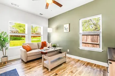 Image de Clean, Modern, Walk to Downtown | Sai