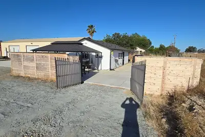 Image de Charming Brand New 2br house with WiFi & Ac, in beautiful Madera Ranchos.
