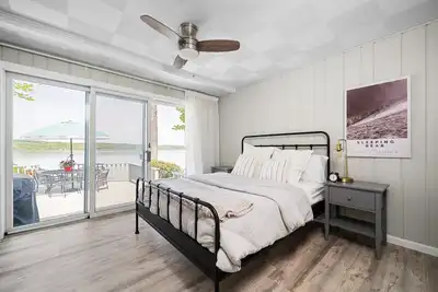 Image de Waterfront Home in Suttons Bay – 3br / 3ba