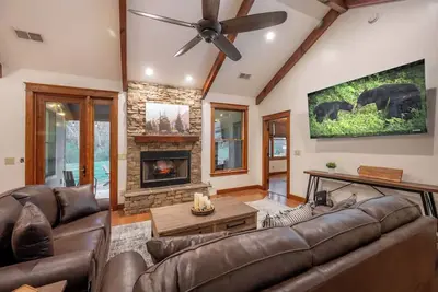 Image de Luxury Condo In The Heart of The Smokies! Pool/WiFi/Game Room/Views/Fire Pit!
