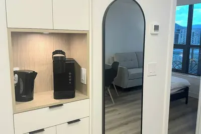 Image de Downtown Kelowna Modern 1 Bed 1 Bath Condo + Parking.