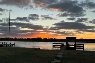 Image de The Trusty Trout - 5 bedroom house w/ lighted pier on Caney Creek in Sargent, Tx