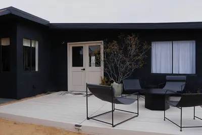 Image de Charming Mid-Century Cottage on 2. 7 Acres - Byrnes Desert House