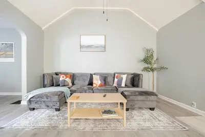 Image de Lovely homey pad near Irvington with huge sofa, electric fireplace & porch swing