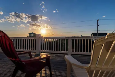 Image de “Ride This Wave” – August Free Nights, Stylish & Sunset-Ready in Surf City!