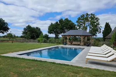 Image de Maison Familiale avec piscine et Jacuzzi en pleine nature.