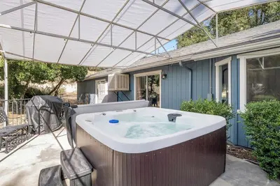 Image de Meadowlark - Brand New Hot Tub, Bbq & Fire Pit