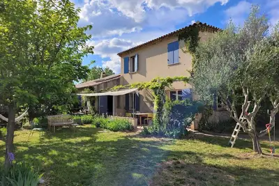 Image de Charmante villa avec piscine à Aix-en-Provence au milieu des champs de lavandes