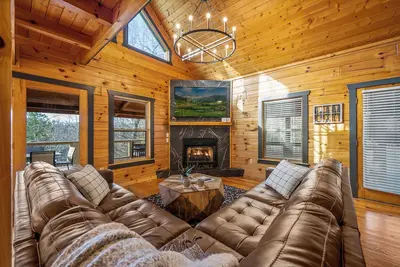 Image de Autumn Haven • Modern 3br Cabin, 15 min to Dollywood, Hot tub, wifi, grill, deck