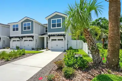 Image de New 3br luxury townhome in Jax Bch, walk to beach!