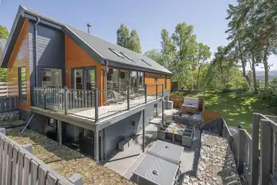 Image de Sleeps 10 in 1 superking, 1 king and 3 full size bunk beds (6 single beds)