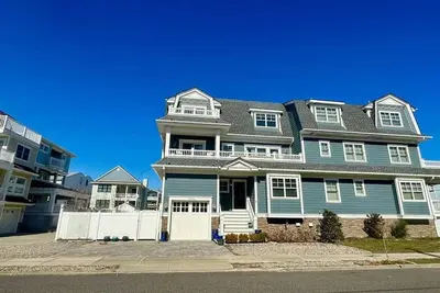 Image de Coastal Luxury on the Beach Block – 6br, 4. 5ba, Steps from the Sand!