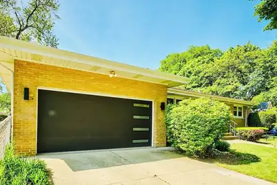 Image de Stunning downtown Skokie mid-century modern\nLuxury three bedroom ranch home