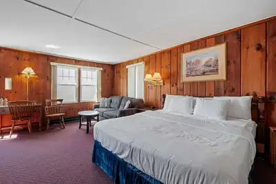 Image de King Bed Comfort • Walk to Main Street