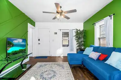 Image de Charming newly Renovated, Pet friendly, Wi-Fi, close to Union Station/Plaza area