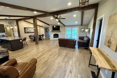 Image de Hier Hideaway -Hot Tub - Fire Pit - King Beds - Peaceful Surrounded by Nature