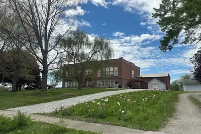 Image de A Class-y & spacious 1500 square foot retreat in a century old brick schoolhouse