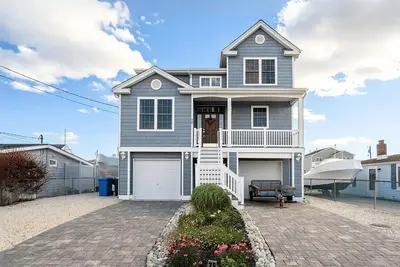 Image de Charming Waterfront 4-bedroom house - Boat & 2 Jetski docks, hot tub and more!