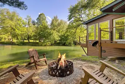Image de Toccoa Riverside Cabin: Pet-Friendly, Hot Tub, Firepit & Prime Fishing Retreat