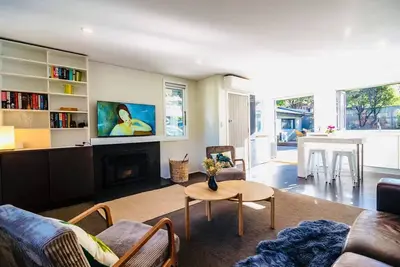 Image de Central Queenstown home, cosy & sunny. Newly renovated, beautiful alpine views.