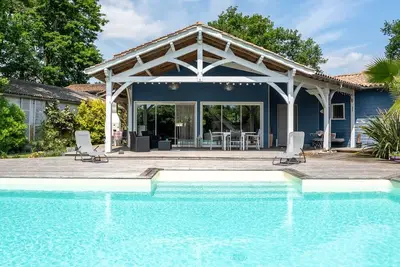 Image de Margaux. Grande maison avec piscine Ă l'abri des regards.