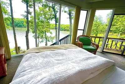 Image de Lakefront Treehouse Treetop Village 2 Bed/3ba/Pools/Pickleball/Dock-6-8pp