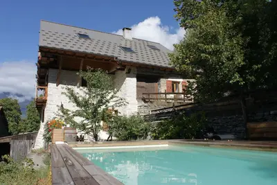 Image de Gîte avec piscine privée aux portes des Ecrins ***